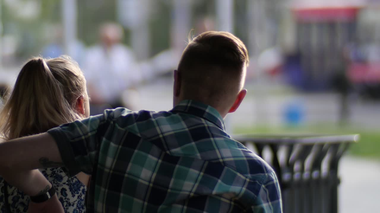 야외 에 앉아 있는 부부