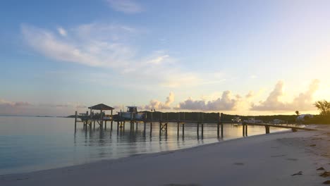 video estático de un muelle de botes en hoopers bay exuma en las bahamas