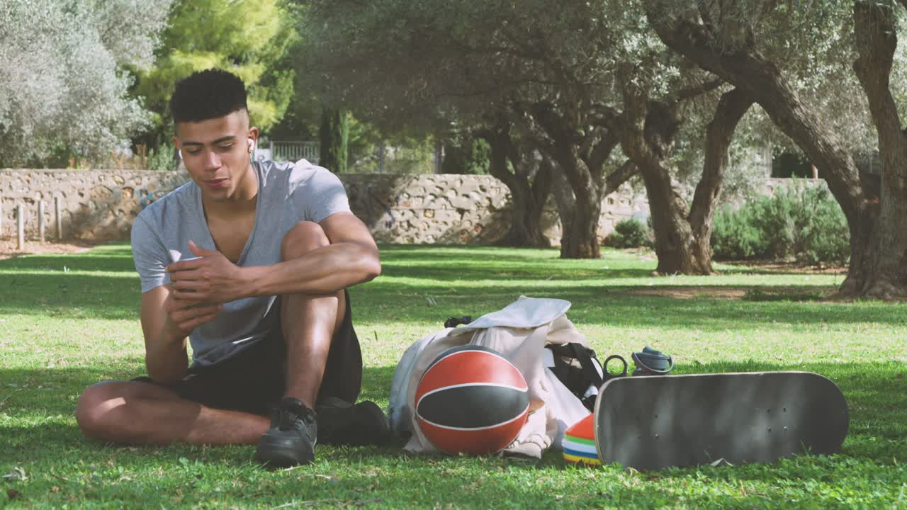 deportista negro leyendo mensajes durante el descanso