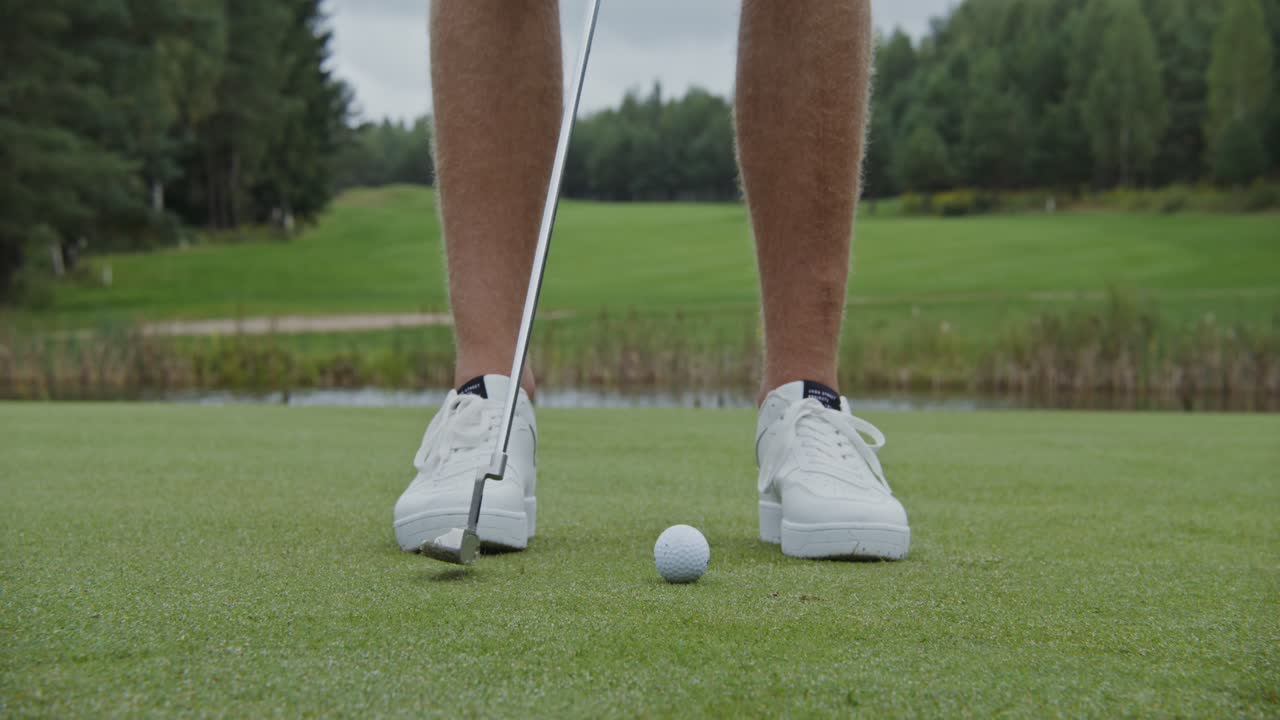 골프장 에 앉아 있는 남자