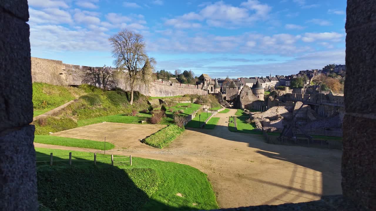 프랑스 푸게르 성의 창문에서 볼 수 있는 극적인 움직임.