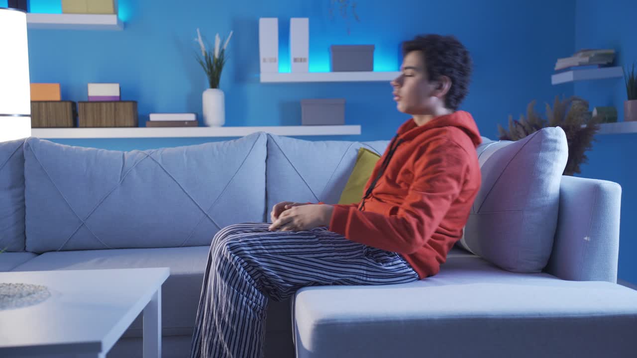 un niño triste e infeliz llorando, decepcionado.