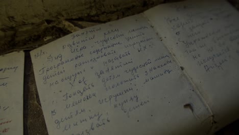 notas escritas a mano esparcidas por el suelo - el desastre de chernobyl en pripyat, ucrania - foto de mano