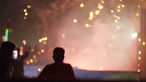personas viendo fuegos artificiales