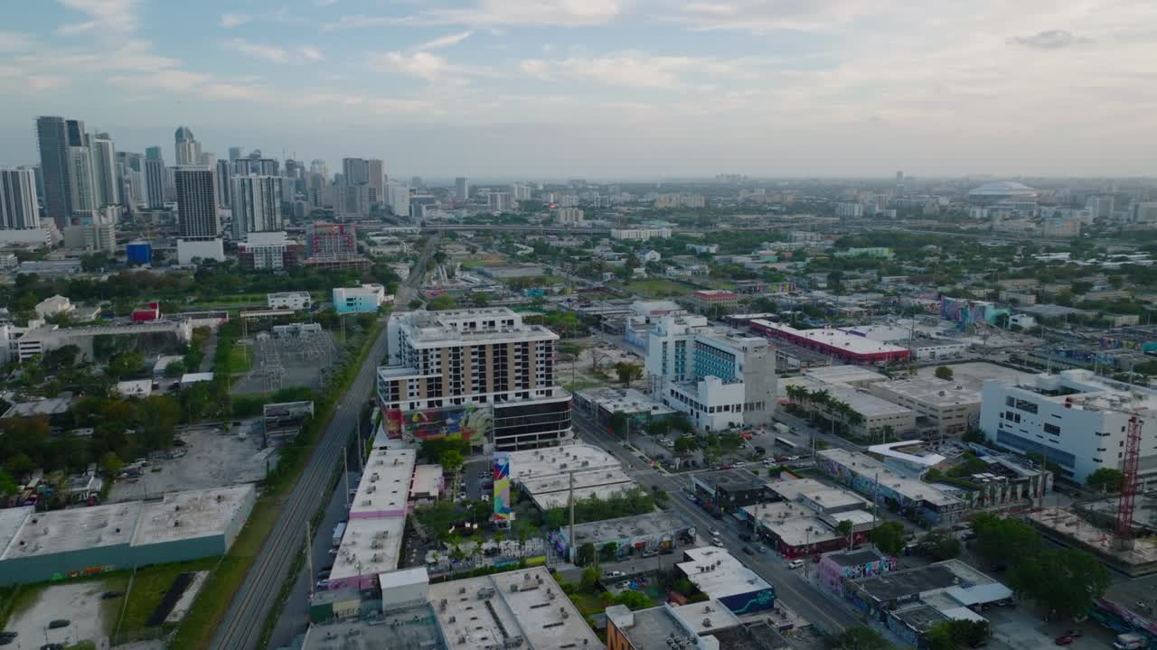 도시 개발 위로 날아갑니다. 멀리서 현대적인 고층 아파트 건물의 그룹을 드러 ⁇ 니다. 마이애미, 미국