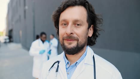 retrato de un joven médico con estetoscopio mirando a la cámara y sonriendo