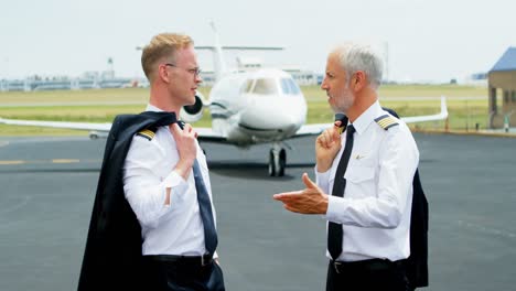 Zwei-Männliche-Piloten-Interagieren-Miteinander-4k