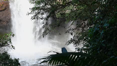 Una-Filmación-Cercana-De-Estas-Cascadas,-Cascada-Heo-Suwat,-Parque-Nacional-Khao-Yai,-Tailandia