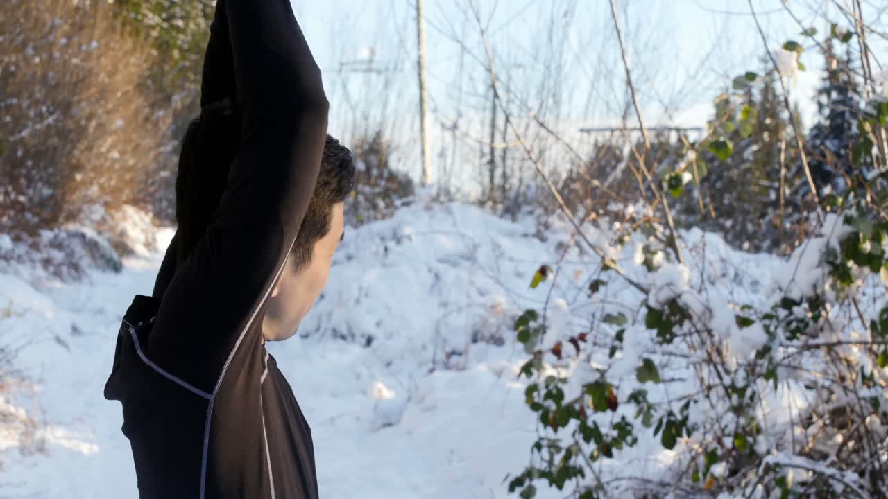 숲에서 몸을 따뜻하게 하는 남자 4k