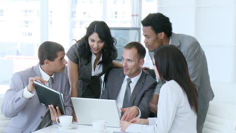 equipo de negocios trabajando juntos en la oficina