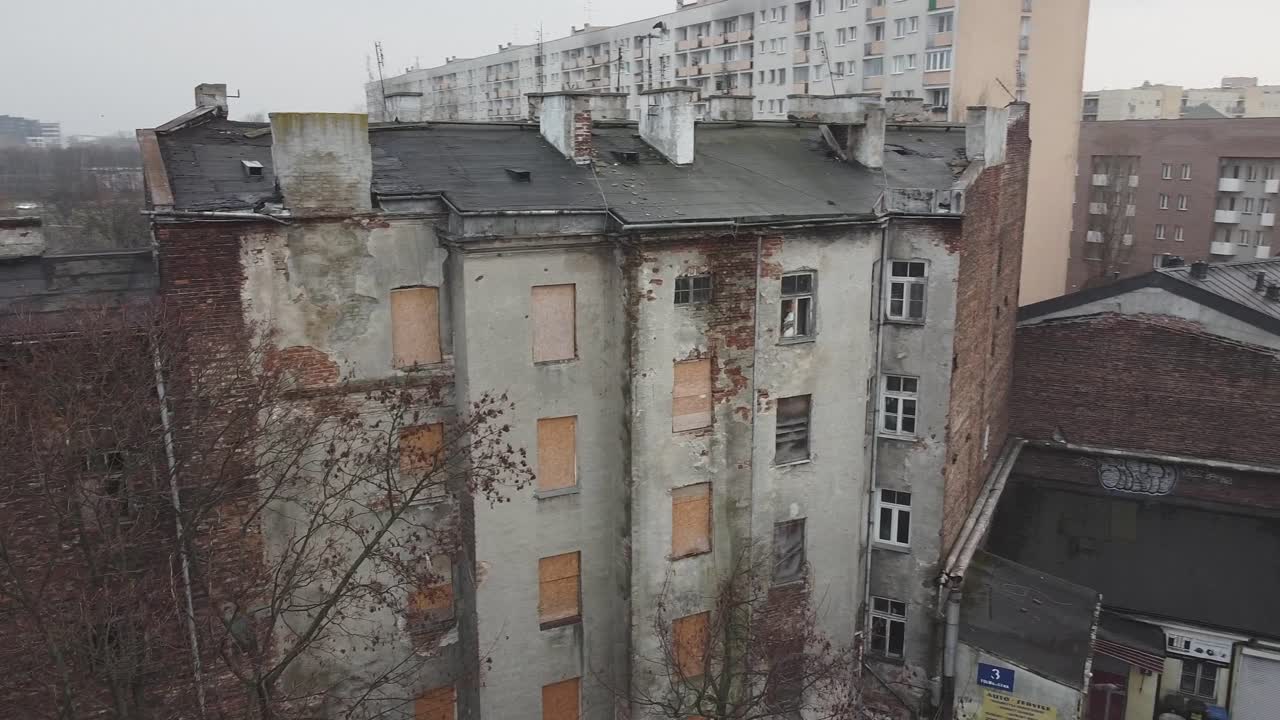 video de drones de un apartamento abandonado en varsovia