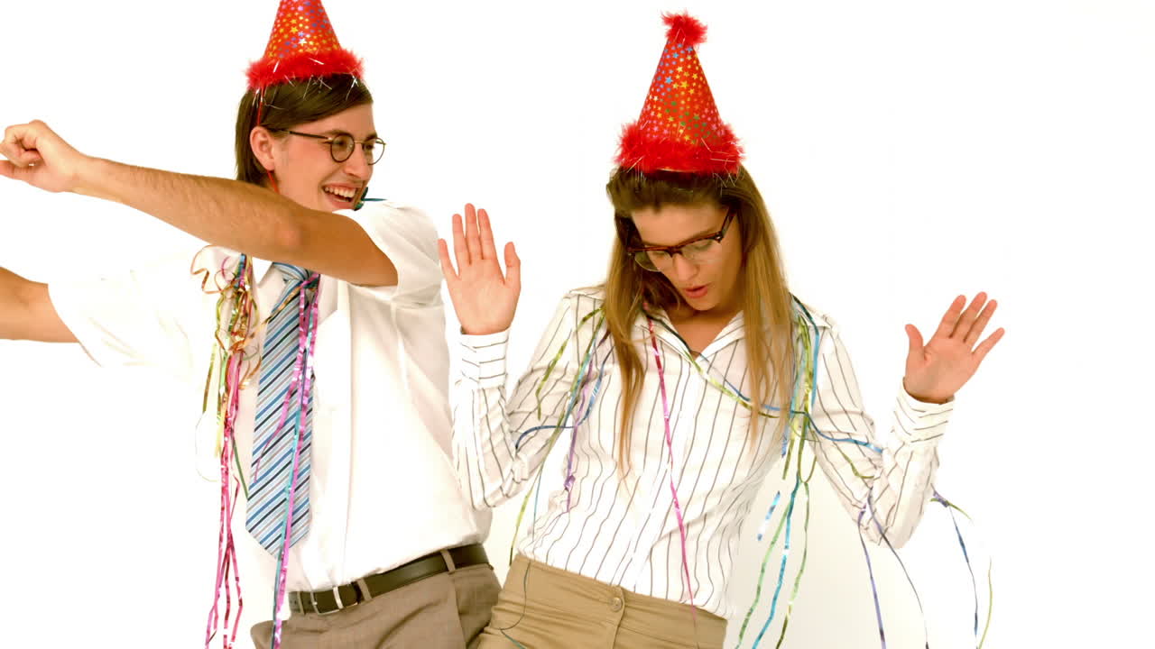 느린 동작으로 행복한 괴짜 커플이 춤을 춘다