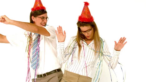 en cámara lenta una feliz pareja de nerds bailando
