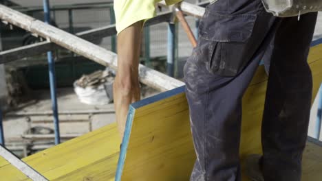 Trabajador-De-Encofrado-Preparando-La-Estructura-Del-Edificio-Industrial-En-Construcción