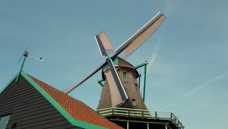 Vista-De-La-Clásica-Casa-Del-Antiguo-Molino-De-Viento-Holandés-En-Zaanse-Schans,-Países-Bajos