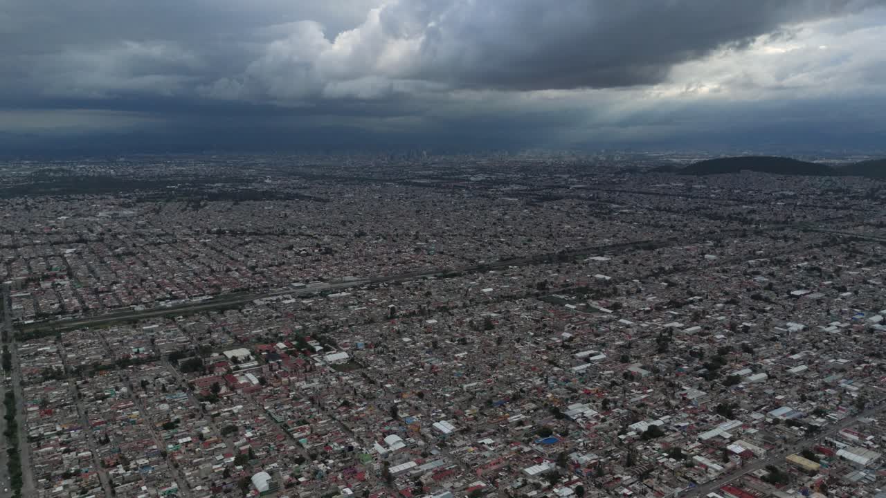Riprese aeree con drone di una tempesta imminente su Città del Messico.