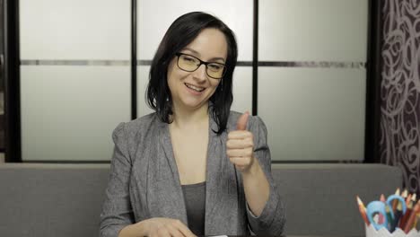 maestra haciendo videoconferencia. educación a distancia con la clase de los niños en casa