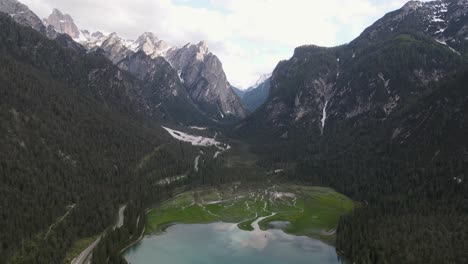 el toblacher se encuentra ubicado en un impresionante valle de las montañas dolomitas en esta toma aérea