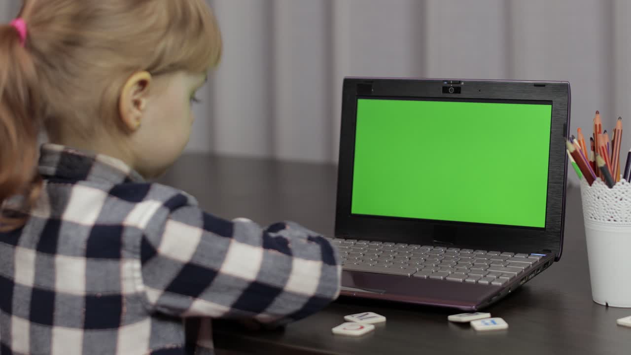 lección de educación a distancia para niñas, utilizando una computadora portátil digital en el hogar. pantalla verde
