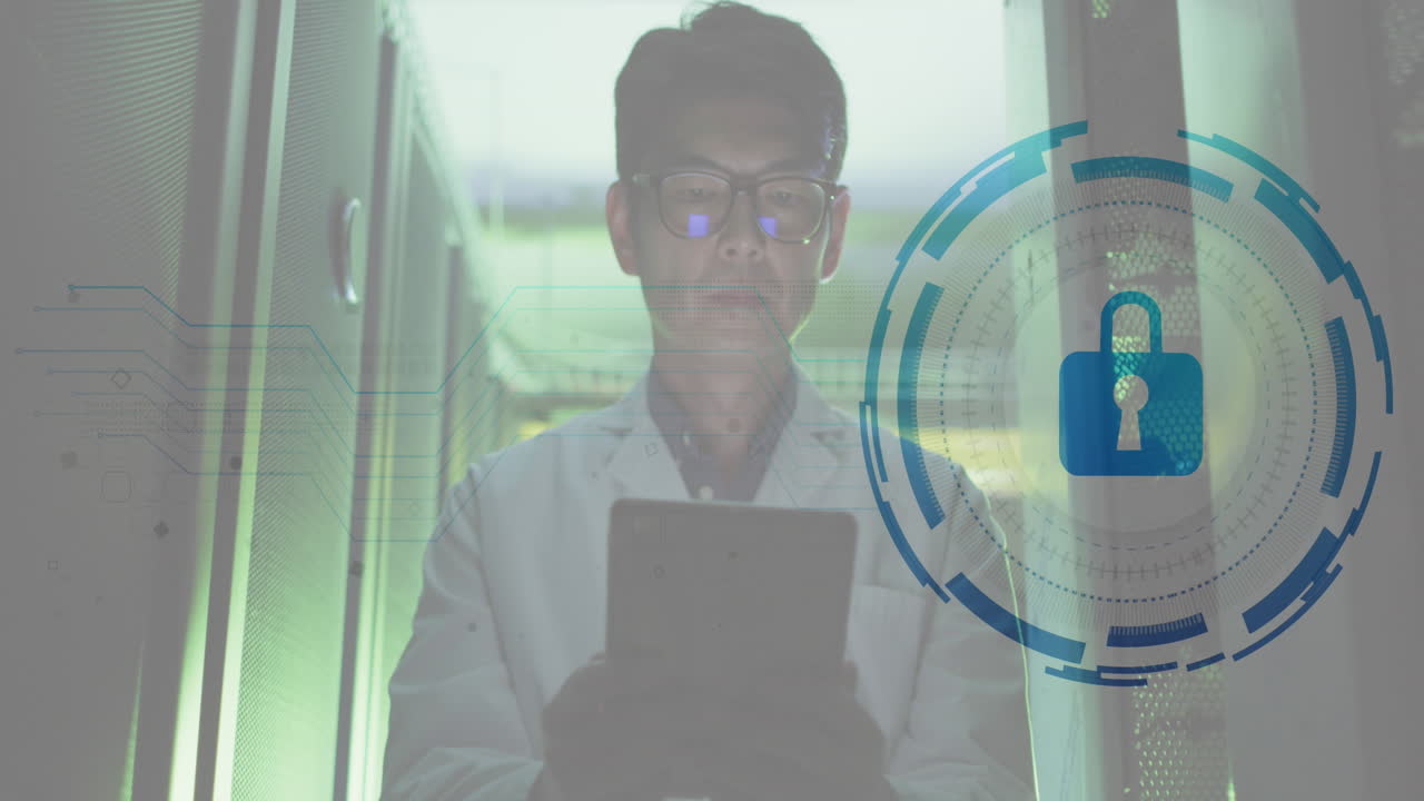 animación del icono del candado de seguridad contra un ingeniero masculino asiático que usa una tableta digital en la sala del servidor
