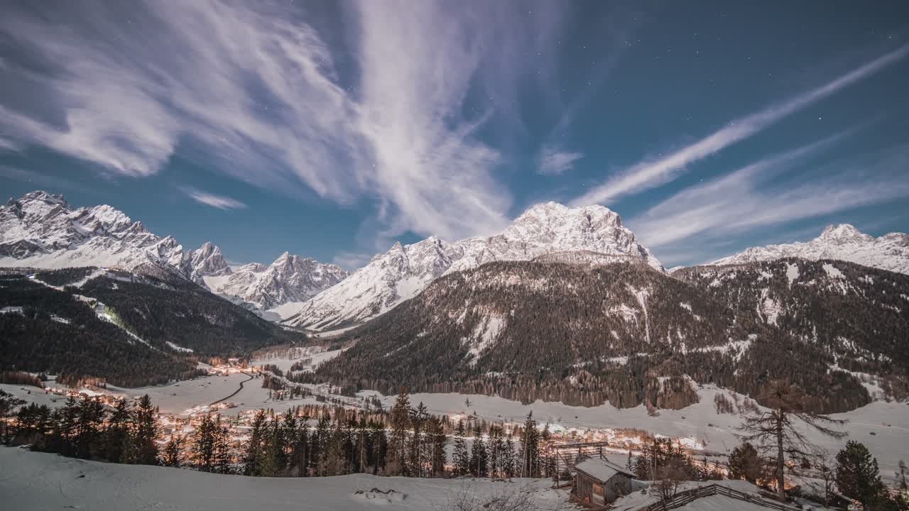 timelapse nocturno del valle cerca de sexten, sudtirol, norte de italia
