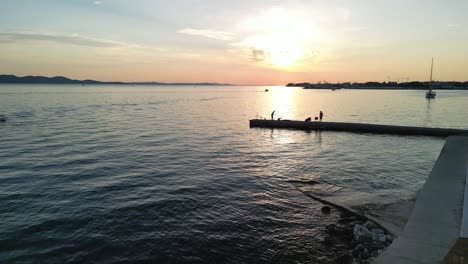 Zadar-Puesta-De-Sol-Un-Dron-Se-Levanta-Sobre-La-Costa-Al-Atardecer