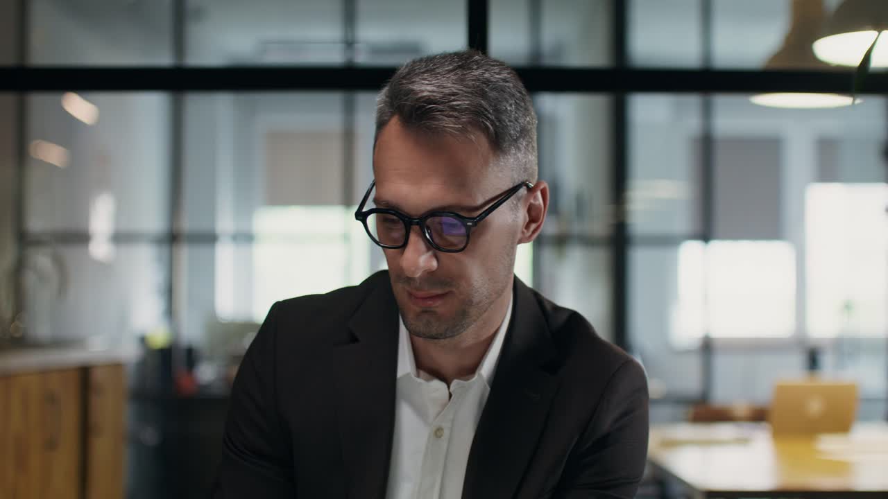 hombre de negocios trabajando en una computadora portátil en una oficina moderna