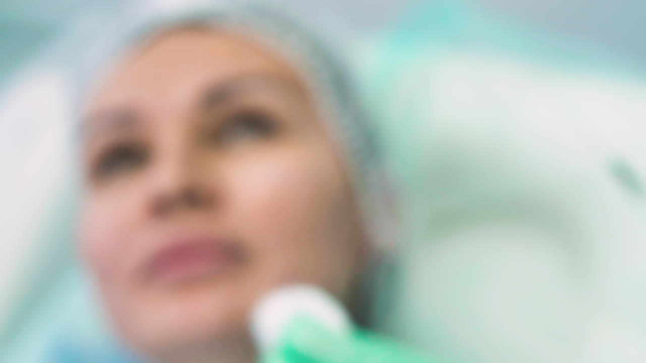 mujer se somete a una inyección de relleno facial enfoque en la jeringa