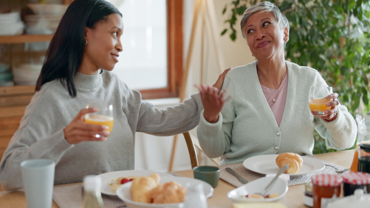 가족 집에서 포옹, 여성 및 아침 식사 환호