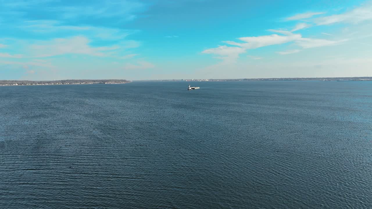 미시건 호수 쪽으로 향하는 머스케곤 호수에서 견인선을 향해 밀고
