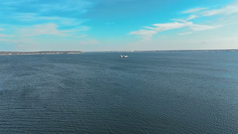 Empujando-Hacia-Un-Remolcador-En-El-Lago-Muskegon-Se-Dirigió-Hacia-El-Lago-Michigan