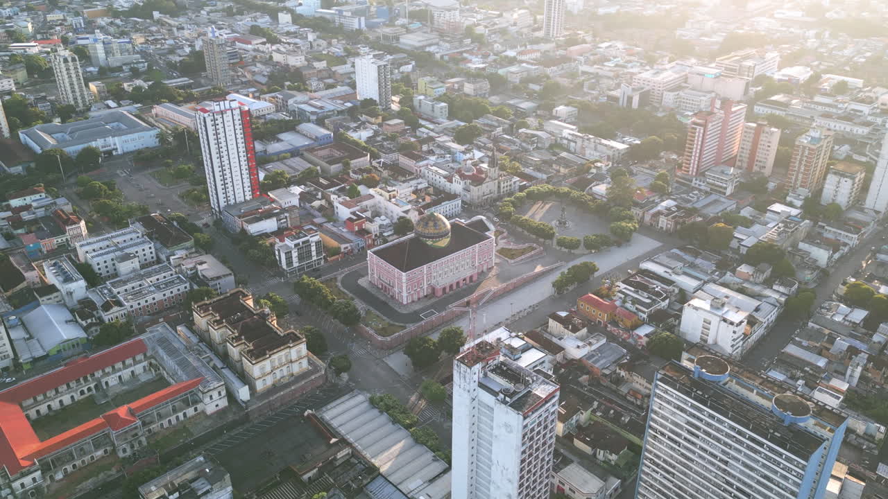 Imagens aéreas amplas do Teatro Amazonas, em Manaus, Brasil, à luz do nascer do sol
