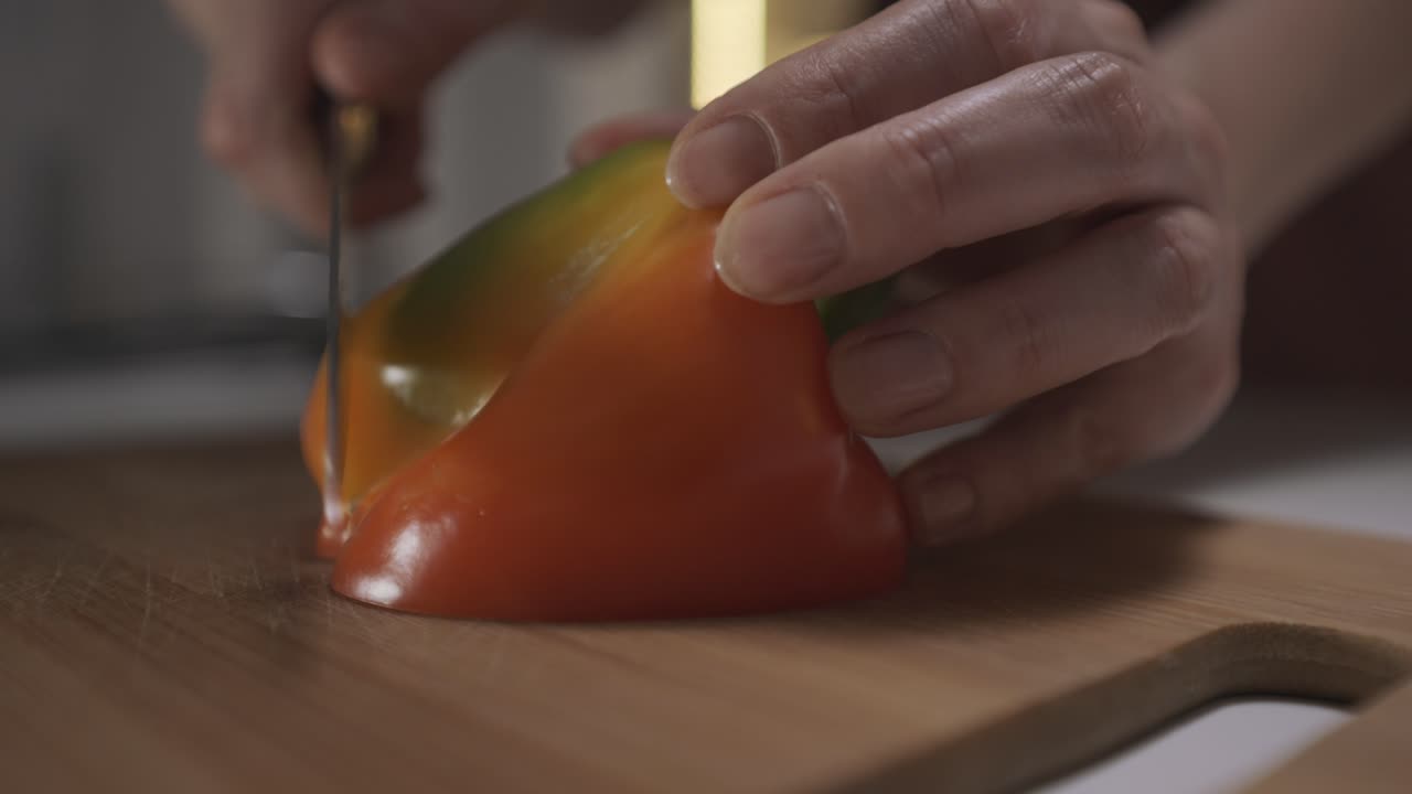 오렌지색 과 노란색 고추 를 잘라내는 것