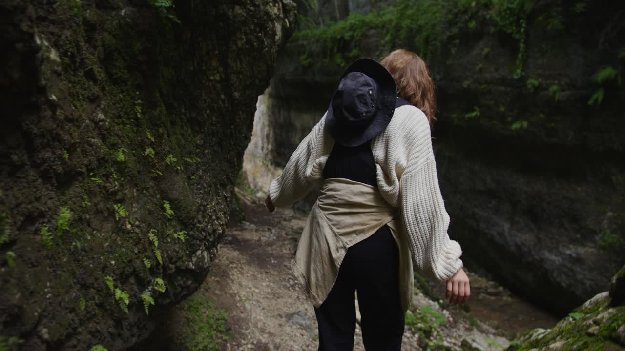 Donna che fa un'escursione in un canyon