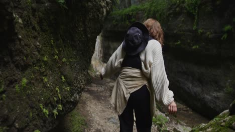 mujer caminando en un cañón