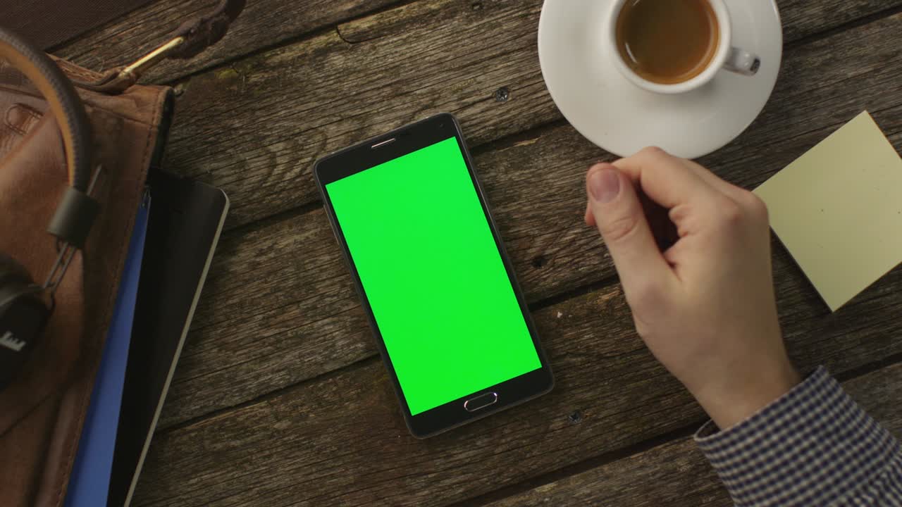 usando un teléfono android que se encuentra en una mesa de madera en casa. vista superior. estilo de vida causal