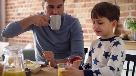 Video-Von-Vater-Und-Sohn-Beim-Gemeinsamen-Frühstück-Am-Morgen