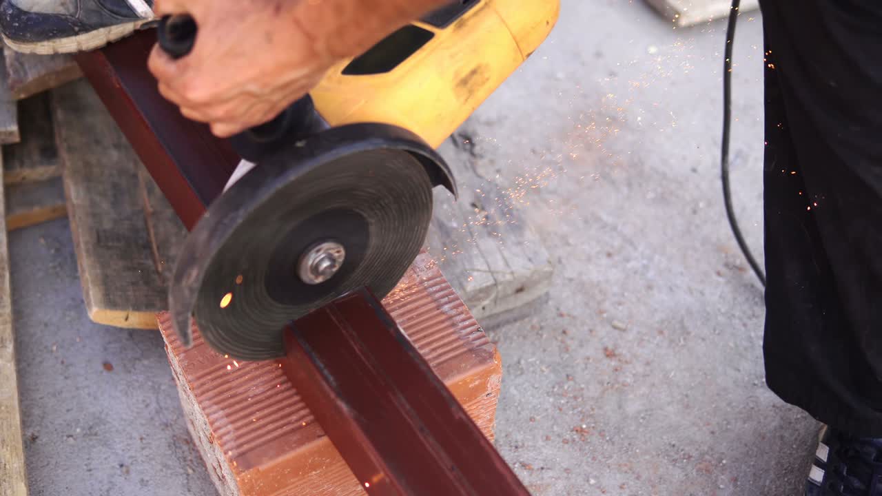 trabajador cortando metal con una molienda. chispas mientras moliendo hierro