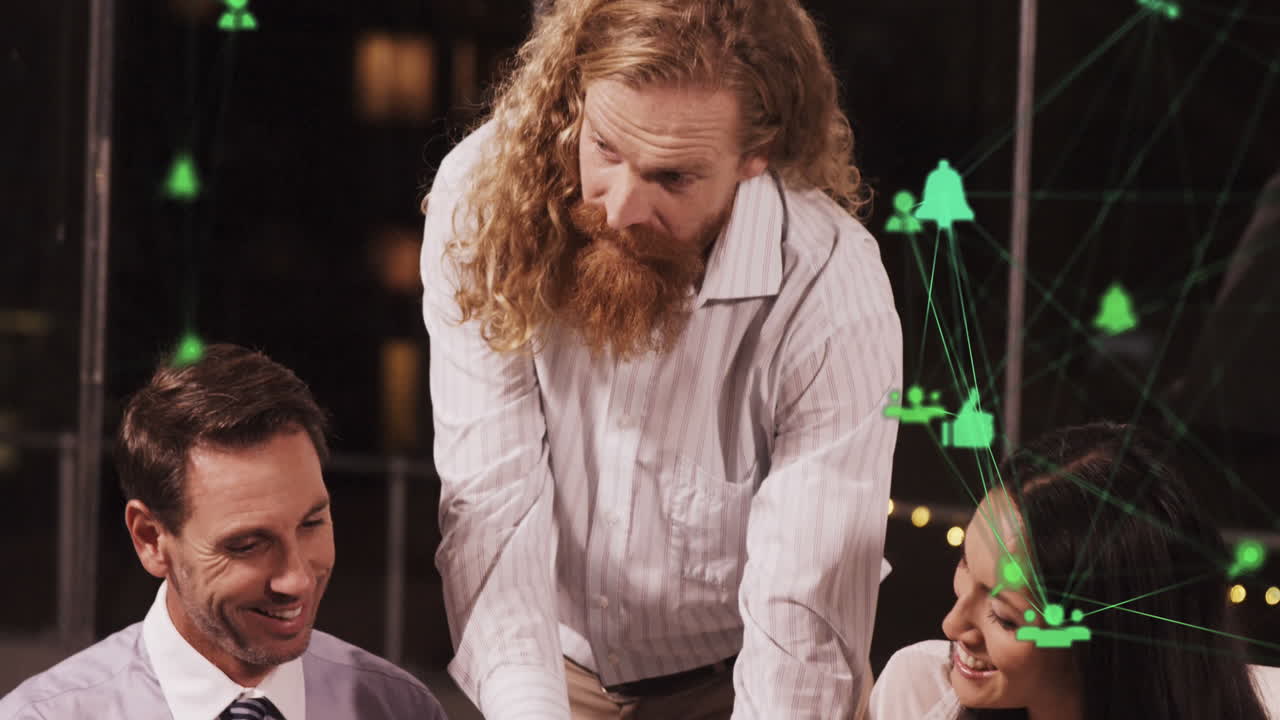 анимация глобусов цифровых икон над различными бизнесменами, обсуждающими планшет в офисе