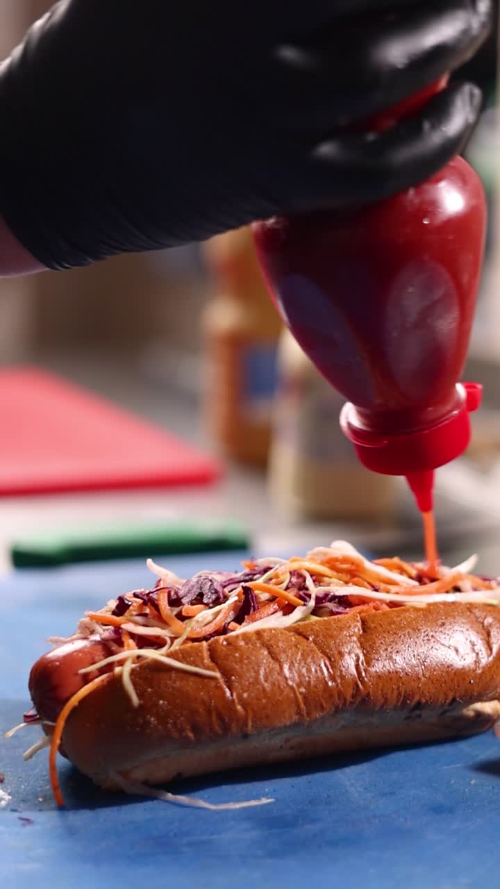 preparando un perrito caliente