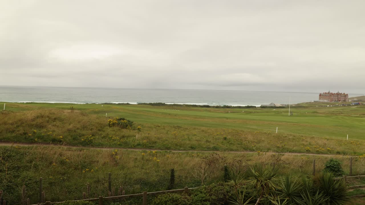 헤드랜드 호텔과 함께 뉴 ⁇  골프 클럽에서 노는 골퍼들의 타임  ⁇ 스  ⁇