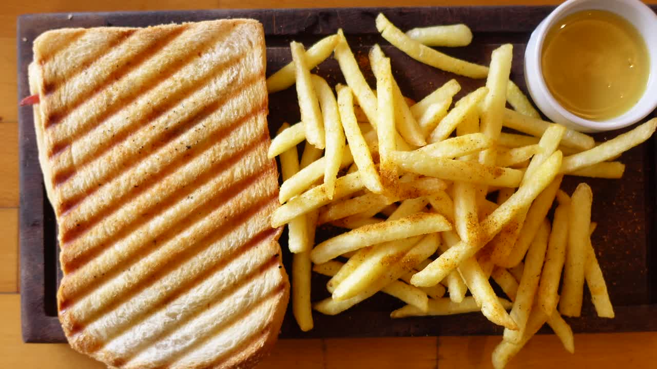 sándwich de queso a la parrilla con papas fritas y salsa de inmersión