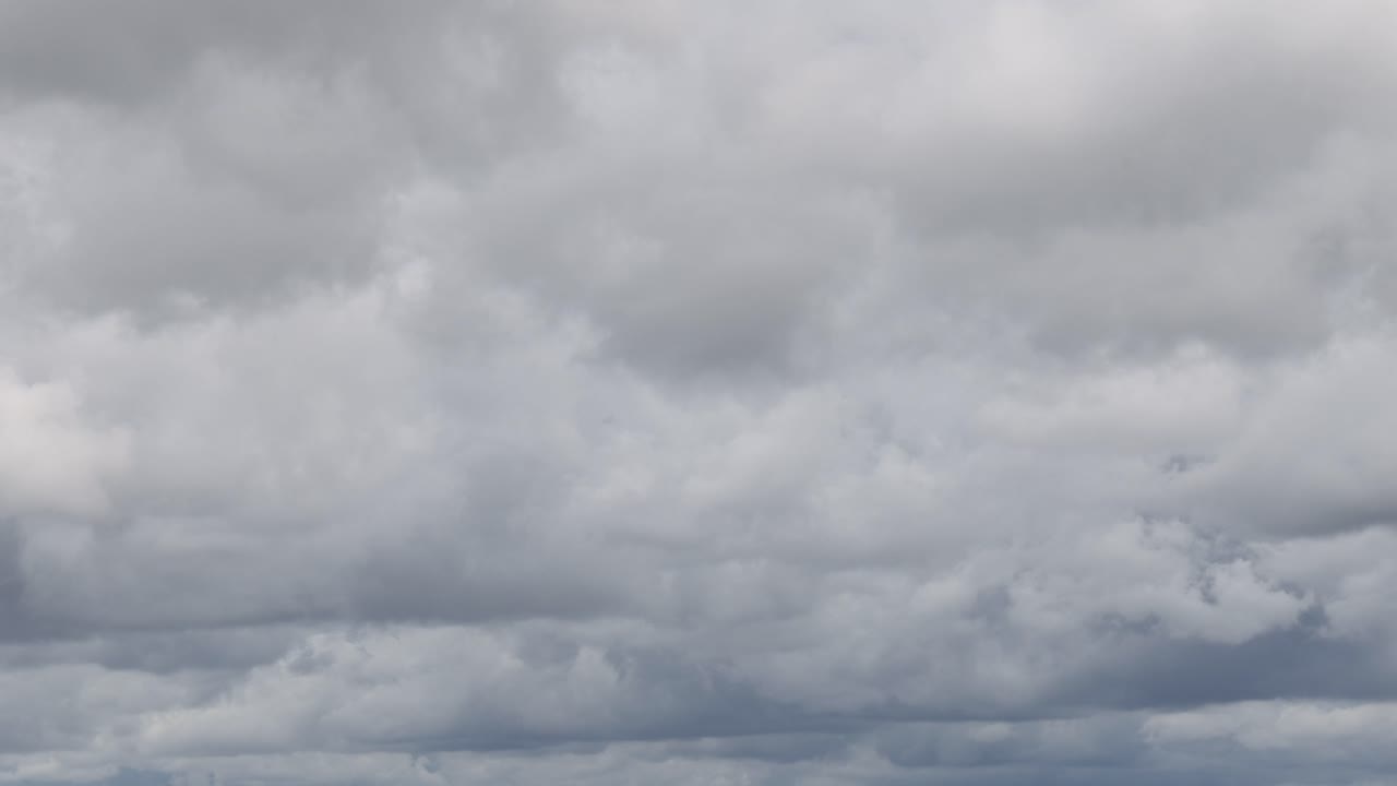 Lapso de tiempo de formaciones de nubes cambiantes y el clima