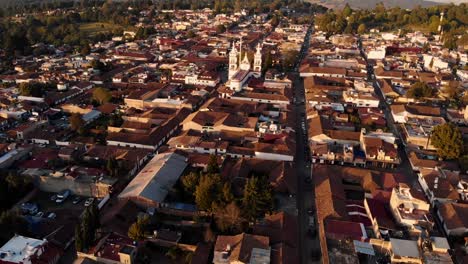 Volando-Sobre-Mazamitla,-México-Durante-La-Hora-Dorada