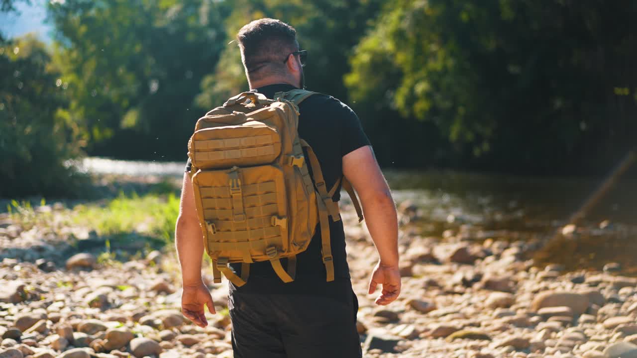 el viajero pasa por el arroyo en el bosque caminando sobre piedras
