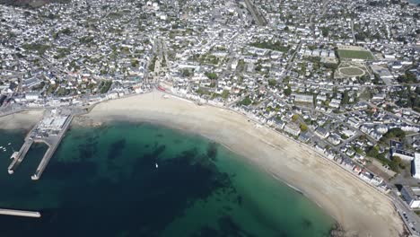 drone panea sobre la playa y la ciudad y toda la península de quiberon en morbihan en bretaña en francia, clima perfecto