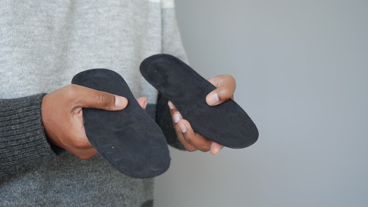 Holding shoe inserts