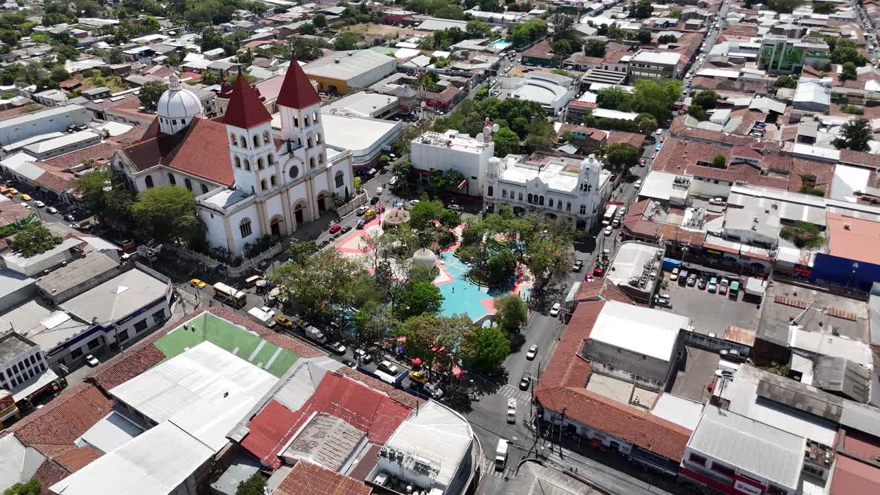 Luftaufnahme des historischen Zentrums von San Miguel, des Kathedralenwahrzeichens, eines farbenfrohen Platzes und des lokalen Straßenlebens, El Salvador