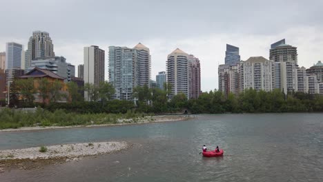 Barco-Río-Abajo-Con-Una-Pareja-Reveló-Calgary-Alberta-Canada