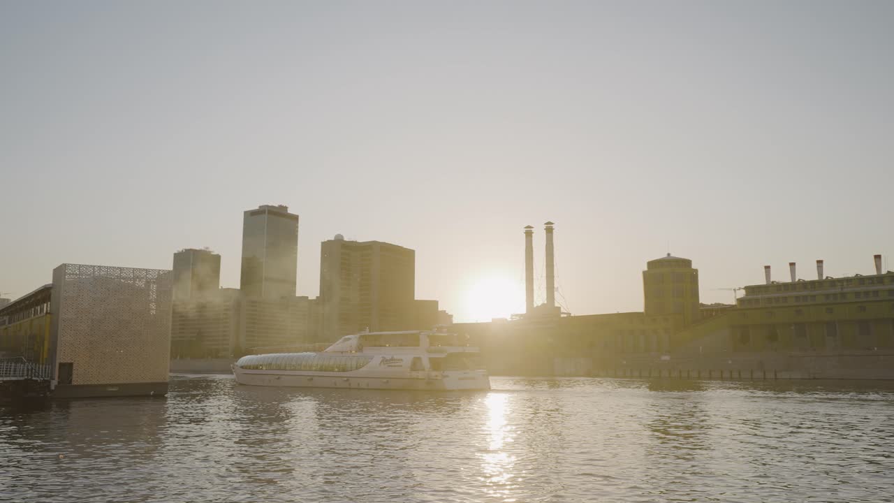 Pôr do Sol no Rio da Cidade com Navio de Cruzeiro